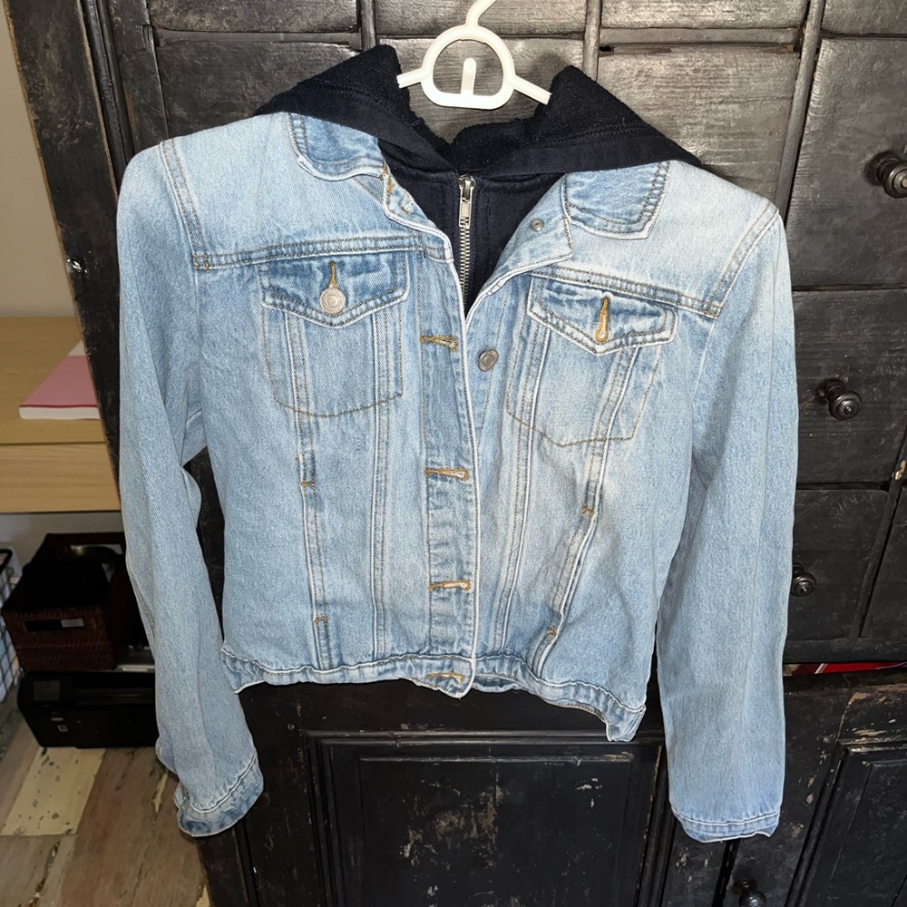 Super comfy and cute Jean jacket with hoodie liner inside, great condition!!